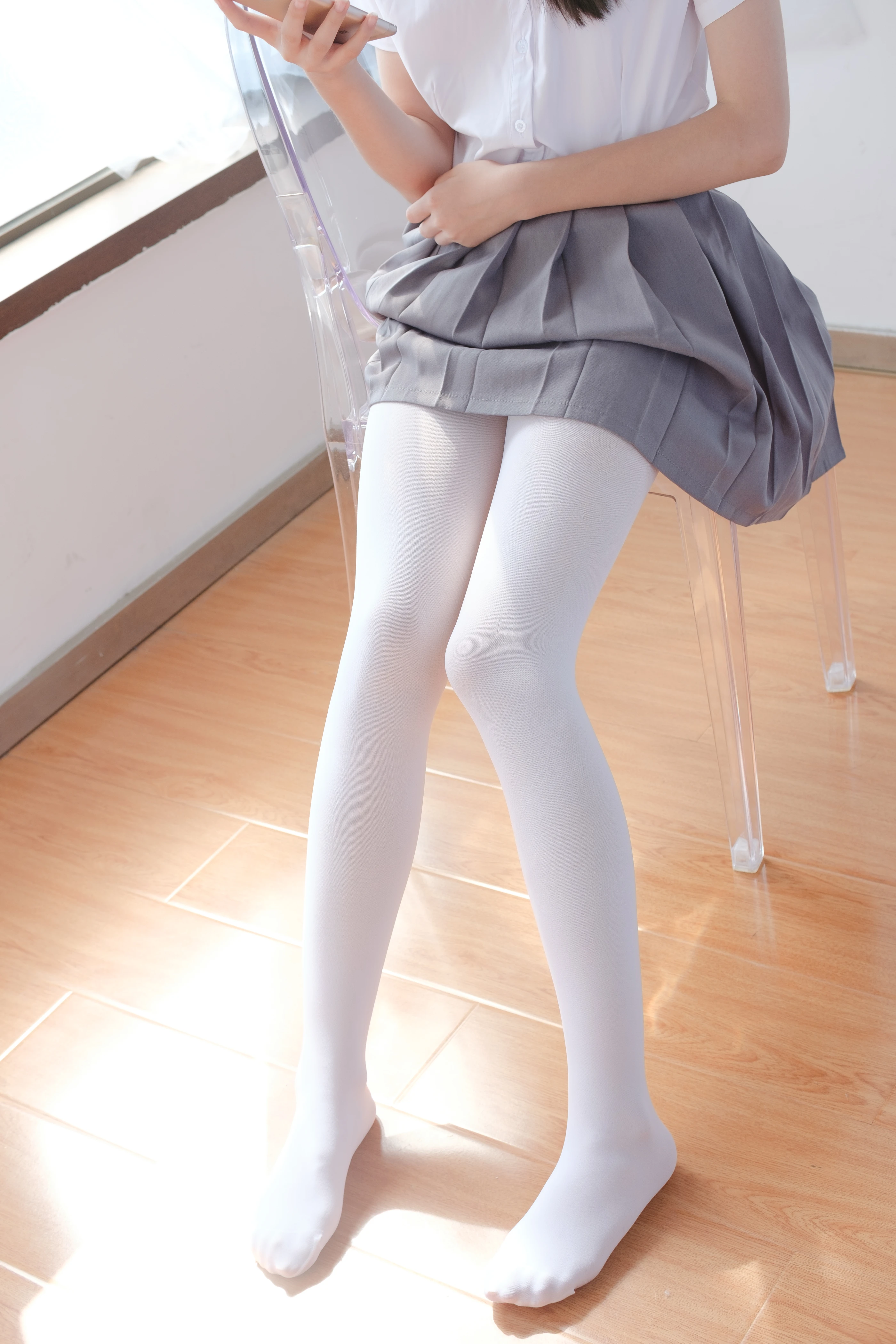 森萝财团 [BETA-029] 玩手机的白丝少女 [182P]插图2